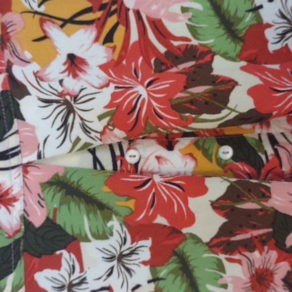 Sag Harbor Button Back Detail Floral Blouse 1x - Picture 5 of 9